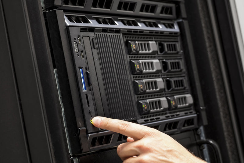 Dell PowerEdge ハードドライブの種類は?